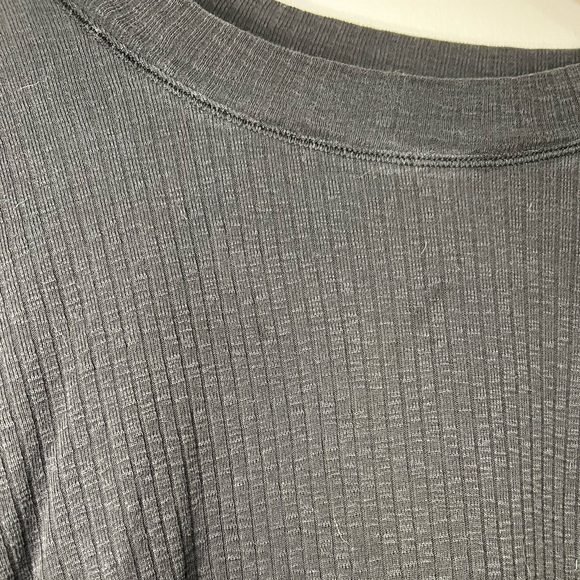 Lululemon long sleeve light weight ribbed shirt with high-low bottom, black sz L - Picture 2 of 4